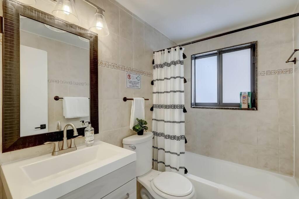 Chic Retreat: 2Br Apartment! Fort Lauderdale Dış mekan fotoğraf